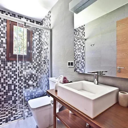 בית נופש Beachfront With Saltwater Pool *